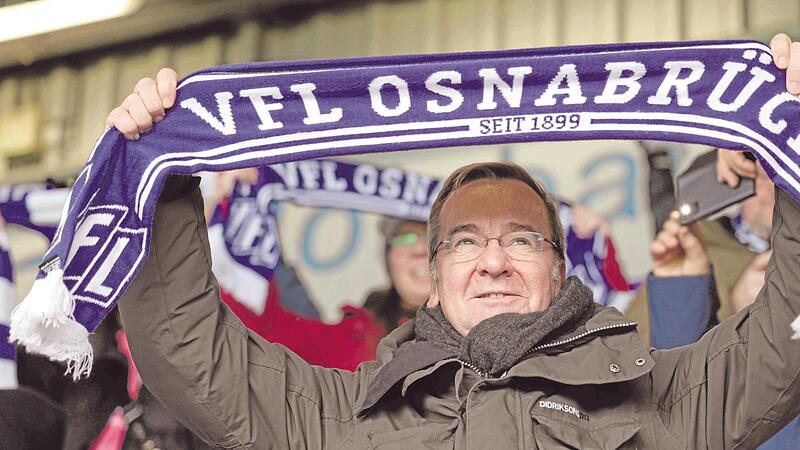 Mit Schal, aber nicht verkleidet: Boris Pistorius punktet durch Volksn&auml;he, die nie gespielt wirkt.