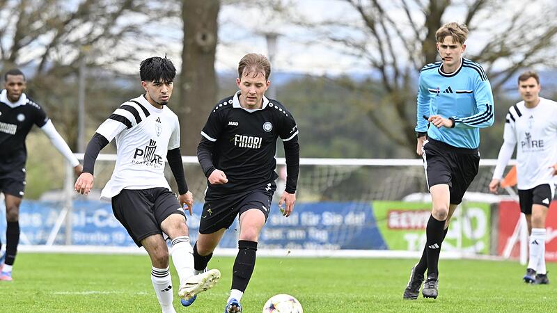 Mert K&ouml;se vom TSV M&ouml;nchr&ouml;den II und der Ebersdorfer Tim Oikonomides (schwarz) werden vom Schiedsrichter be&auml;ugt.
