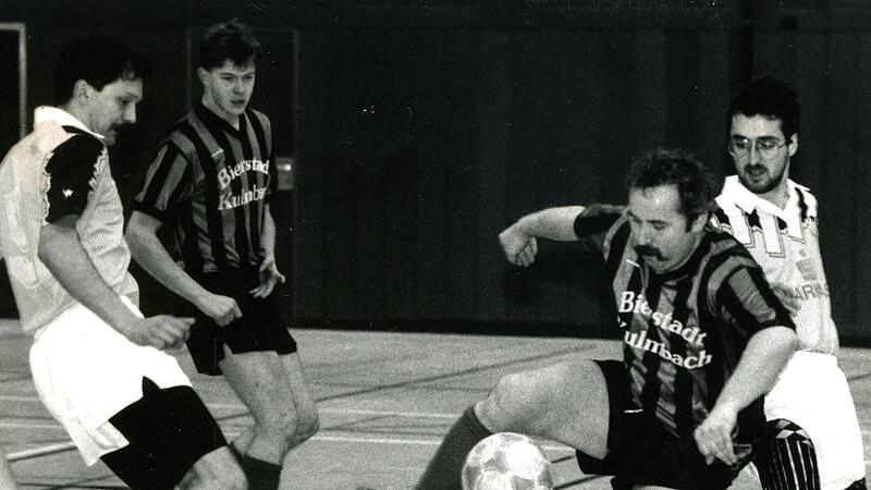 1993: Der ehemalige Bayernliga-Kicker Horst Kunert verliert mit dem ATS Kulmbach das Endspiel um den 10. Rundschau-Cup mit 1:2 gegen den VfB Kulmbach. Im gesamten Turnier trifft der Spielertrainer fünf Mal.  Hier behauptet Kunert den Ball gegen die Nullachter Volker Grüner (links) und Kai van Avondt (rechts). Hinten Thomas Bergmann.