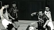 1993: Der ehemalige Bayernliga-Kicker Horst Kunert verliert mit dem ATS Kulmbach das Endspiel um den 10. Rundschau-Cup mit 1:2 gegen den VfB Kulmbach. Im gesamten Turnier trifft der Spielertrainer fünf Mal.  Hier behauptet Kunert den Ball gegen die Nullachter Volker Grüner (links) und Kai van Avondt (rechts). Hinten Thomas Bergmann.