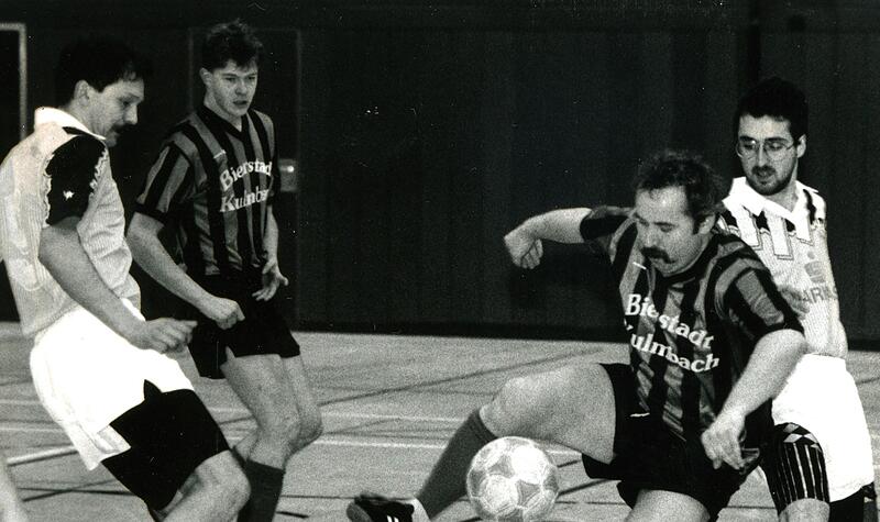 1993: Der ehemalige Bayernliga-Kicker Horst Kunert verliert mit dem ATS Kulmbach das Endspiel um den 10. Rundschau-Cup mit 1:2 gegen den VfB Kulmbach. Im gesamten Turnier trifft der Spielertrainer f&uuml;nf Mal.  Hier behauptet Kunert den Ball gegen die Nullachter Volker Gr&uuml;ner (links) und Kai van Avondt (rechts). Hinten Thomas Bergmann.