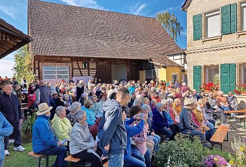 An der Sternwallfahrt im Seelsorgebereich Neubau, wo im Hof der Familie Brendel in Neubau der Gottesdienst stattfand, nahmen 400 Menschen teil.