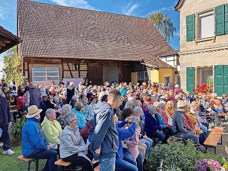 An der Sternwallfahrt im Seelsorgebereich Neubau, wo im Hof der Familie Brendel in Neubau der Gottesdienst stattfand, nahmen 400 Menschen teil.