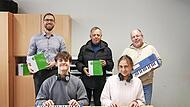 Von links: StR Thomas H&uuml;mpfner, Jannik Christ, Stiftungsmitglied Hans Georg Ke&szlig;ler, Sarah Freitag, OStD Markus Arneth.