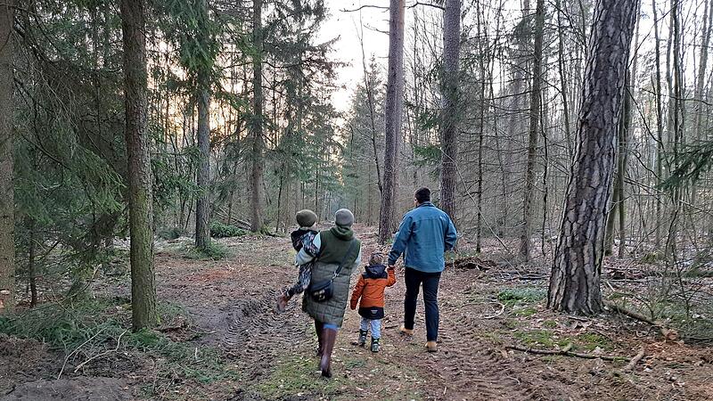 Jetzt kann es losgehen: Nicole M&uuml;ller mit Sohn Emil und Jonas Duscher mit Sohn Vincent unterwegs zum k&uuml;nftigen Waldkindergarten in der N&auml;he des Flugplatzes. Die Stadt bewilligte den Bau der f&uuml;r den Waldkindergarten n&ouml;tigen Schutzh&uuml;tte.