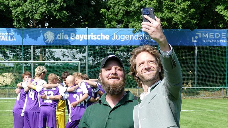 Nahmen den symbolischen Ansto&szlig; bei der Er&ouml;ffnung des Jugendstadions vor: Marco Brambrinck vom Gartenamt der Stadt Bamberg sowie Oberb&uuml;rgermeister Sebastian Niedermaier.
