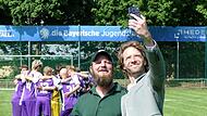 Nahmen den symbolischen Ansto&szlig; bei der Er&ouml;ffnung des Jugendstadions vor: Marco Brambrinck vom Gartenamt der Stadt Bamberg sowie Oberb&uuml;rgermeister Sebastian Niedermaier.