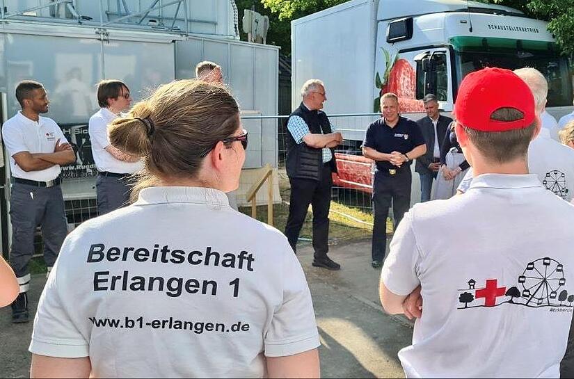 Bayerns Innenminister Joachim Herrmann bedankte sich bei den Einsatzkräften des BRK auf deren Bergwache.
