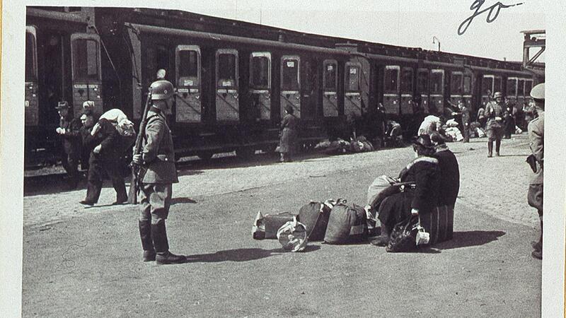 Fotos wie dieses Zeitdokument der &bdquo;Z&uuml;ge in den Tod&ldquo; bewahrt das Staatsarchiv W&uuml;rzburg im Bestand &bdquo;Gestapostelle W&uuml;rzburg&ldquo; auf.