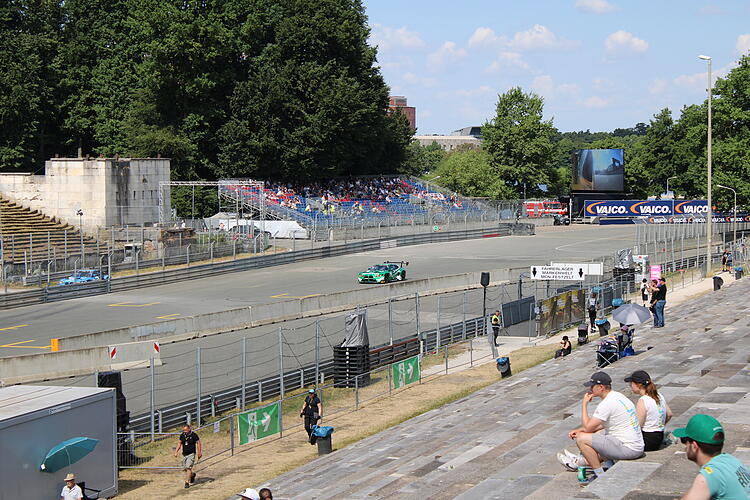 BMW-Pilot Marco Wittmann aus Fürth fährt auf die Start-Ziel-Gerade des Norisrings.DTM Norisring 2025: Die besten Bilder vom Aufbau BMW-Pilot Marco Wittmann aus Fürth fährt auf die Start-Ziel-Gerade des Norisrings.