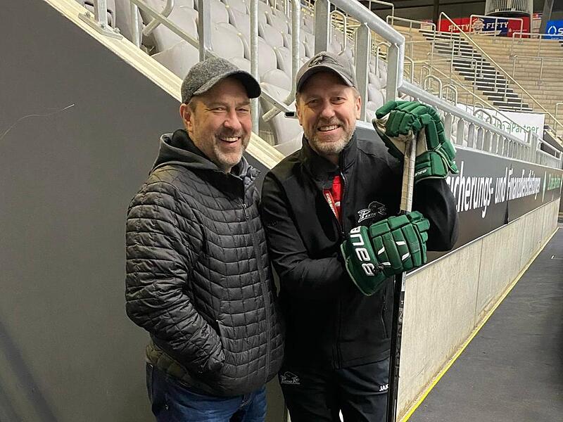 Hoher Besuch im Eisstadion Augsburg: Tadd Tuomie (li.) statte vor ein paar Jahren dem Trainer der Augsburger Panther, seinem Bruder Tray, einen Besuch ab.