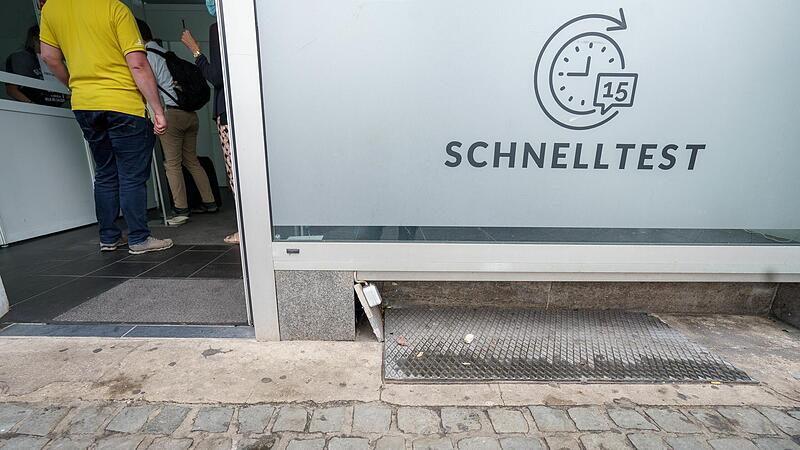 213 neue Corona-F&auml;lle hat das Landratsamt am Dienstag gemeldet.