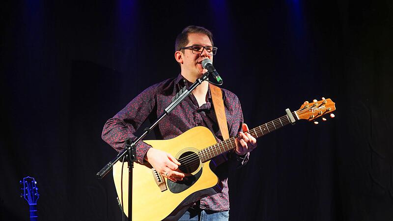 Nachdem er bei der Castingshow „Deutschland sucht den Superstar“ ausgestiegen ist, hat Heiko Herrmann sein erstes Konzert im Seecafé gegeben.
