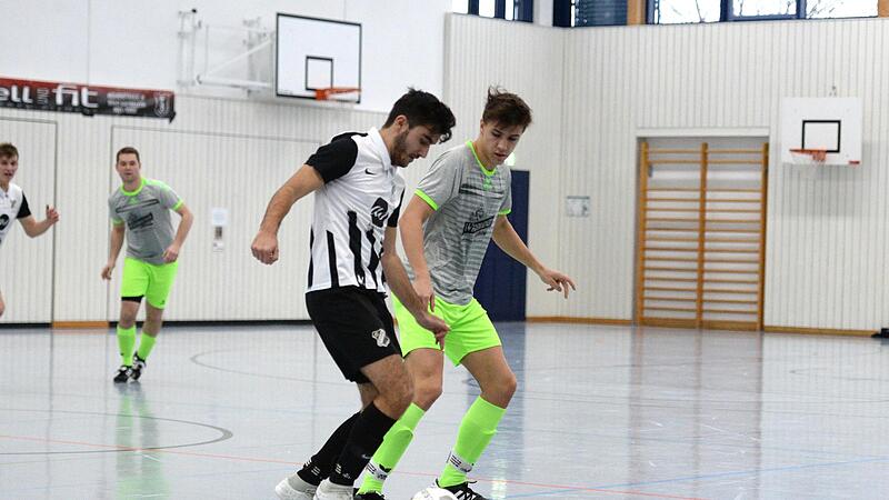 Die Fu&szlig;baller des VfR Katschenreuth (rechts Jonas Wagner) nehmen auch heuer wieder an der Futsal-Kreismeisterschaft teil. Der FC Creu&szlig;en (links Moritz Theisinger) aber nicht mehr.