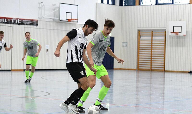Die Fu&szlig;baller des VfR Katschenreuth (rechts Jonas Wagner) nehmen auch heuer wieder an der Futsal-Kreismeisterschaft teil. Der FC Creu&szlig;en (links Moritz Theisinger) aber nicht mehr.