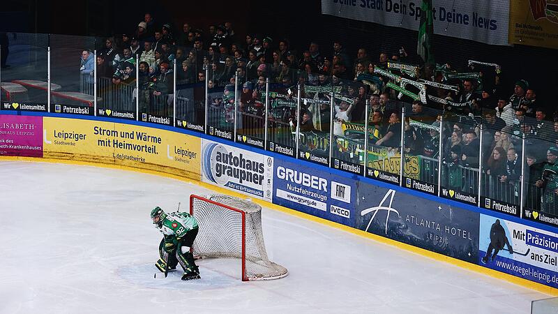 Nico Zimmermann sank nach dem entscheidenden Gegentor zu Boden. Doch seine Höchstadter Teamkollegen und die Fans bauten den Goalie schnell auf.