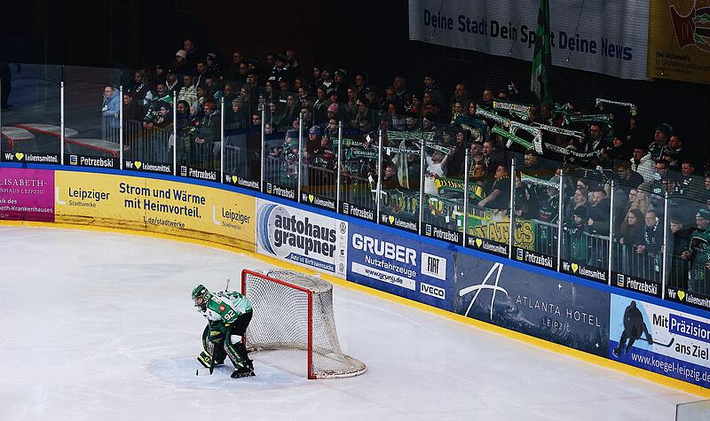 Nico Zimmermann sank nach dem entscheidenden Gegentor zu Boden. Doch seine Höchstadter Teamkollegen und die Fans bauten den Goalie schnell auf.
