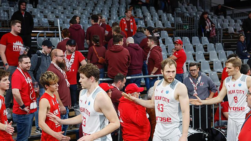 Entt&auml;uschte Anh&auml;nger, frustrierte Spieler: Patrick Heckmann, Christian Sengfelder und Vaidas Kariniauskas (von links) klatschen Fans nach der Heimniederlage im Fiba-Europe-Cup gegen die Niners Chemnitz ab.