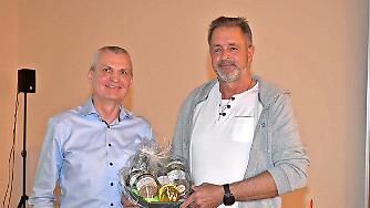 Der Vorsitzende Martin Th&uuml;rmer (links) dankt Horst Kaufmann (rechts) f&uuml;r seinen langj&auml;hrigen Einsatz im Verein.