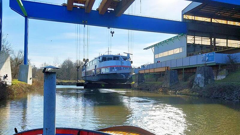 Mit dem großen Portalkran konnte die „Franken“ in Großostheim aus dem Wasser gehoben werden.