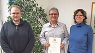 Harald Nowak (Mitte) mit Personalratsvorsitzendem René Oswald und Direktorin Sandra Staade.