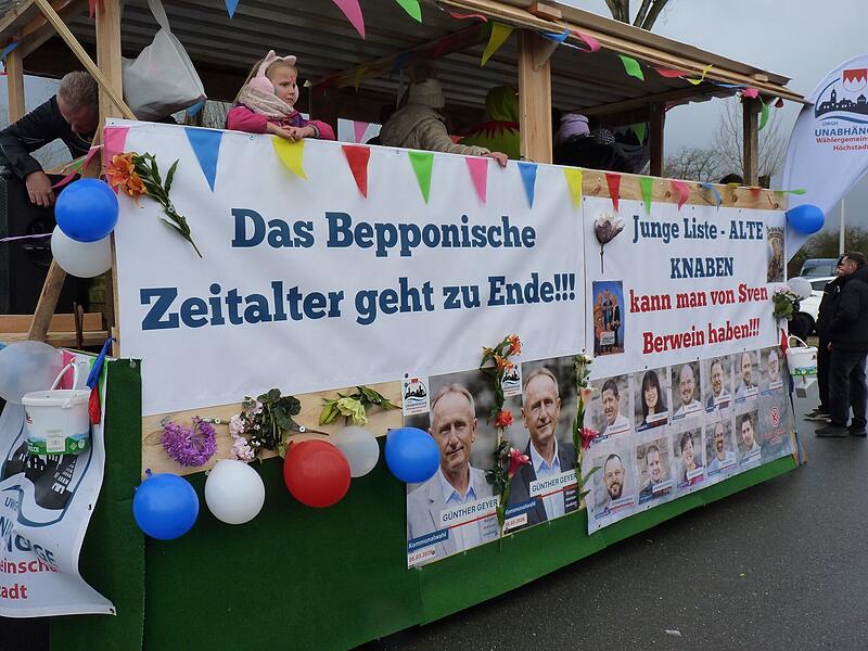 Trotz widrigsten Wetters s&auml;umten am Faschingsdienstag Tausende die Stra&szlig;en, um den H&ouml;chstadter Gaudiwurm zu bestaunen