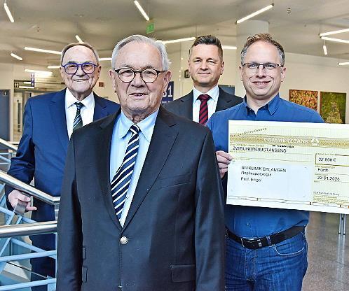 Bei der Scheck&uuml;bergabe: Klaus J. Teichmann (Stiftungsrat Manfred-Roth-Stiftung), Wilhelm Polster (Vorstand Manfred-Roth-Stiftung), Stephan Achenbach (Vorstandsvorsitzender Forschungsstiftung Medizin) und Felix B. Engel (Leiter der AG Experimentell...