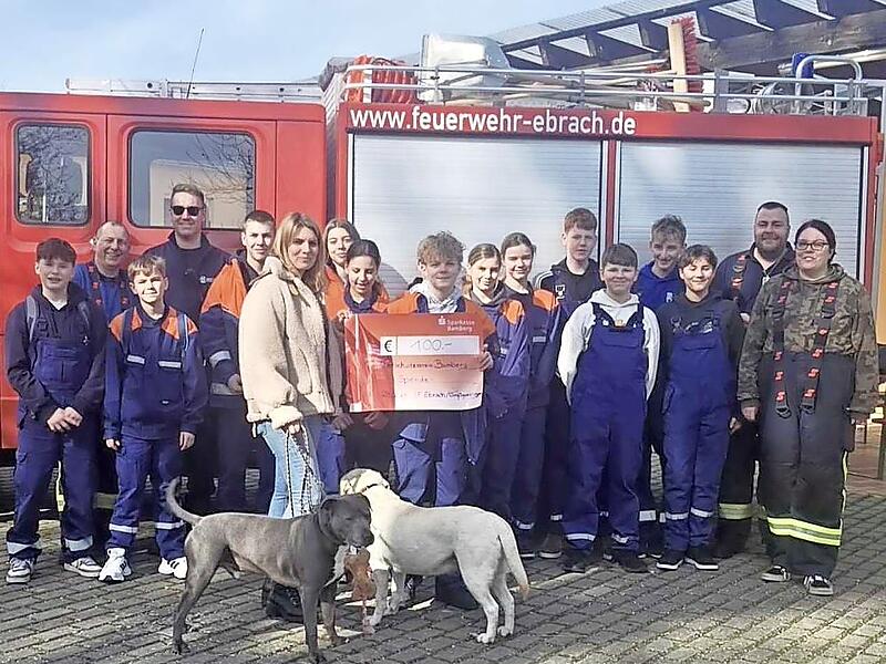 Die jungen Feuerwehrleute aus Ebrach-Gro&szlig;gressingen besuchten das Bamberger Tierheim, um eine Spende zu &uuml;berreichen. Sie bekamen eine F&uuml;hrung durch diese Einrichtung.