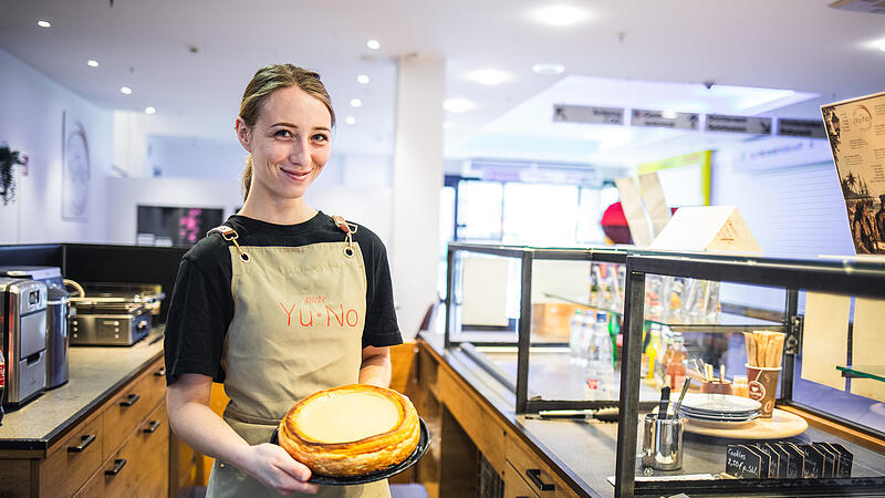 Café Yu No Mitarbeiterin Solène Perron präsentiert einen der glutenfreien Kuchen, die im Café Yu No im Ertl-Zentrum in Hallstadt angeboten werden.