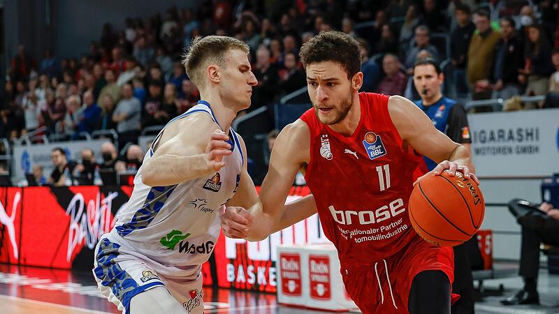 Kevin Wohlrath zieht im Hinspiel, das die Bamberger mit 100:83 gewannen, am Frankfurter Laurynas Beliauskas vorbei.