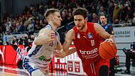 Kevin Wohlrath zieht im Hinspiel, das die Bamberger mit 100:83 gewannen, am Frankfurter Laurynas Beliauskas vorbei.