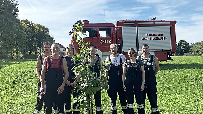 Die Feuerwehrkameraden aus Machtilshausen haben an der Baumpflanz-Challenge teilgenommen, aber den Amberbaum auch zu ihrem 150-Jahre-Jubiläum am Spielplatz in Machtilshausen gepflanzt.