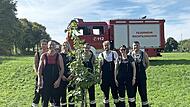Die Feuerwehrkameraden aus Machtilshausen haben an der Baumpflanz-Challenge teilgenommen, aber den Amberbaum auch zu ihrem 150-Jahre-Jubiläum am Spielplatz in Machtilshausen gepflanzt.