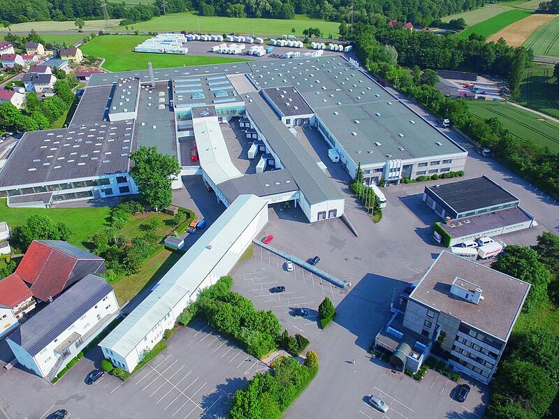 Traditionsreiche Firma in Frohnlach (Gemeinde Ebersdorf bei Coburg;  Landkreis Coburg): Blick auf die W. Schillig Polsterm&ouml;belwerke.