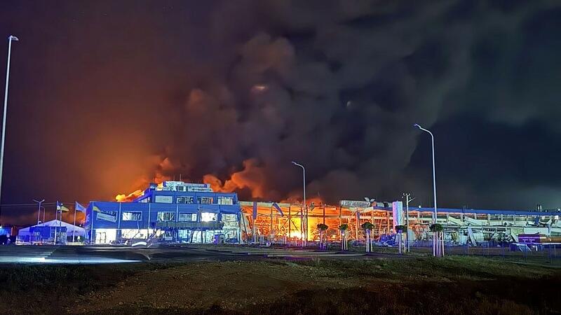 In einem Gewerbegebiet von Mukatschewo bombardierten russische Truppen aus der Luft eine Elektronikfabrik des amerikanischen Unternehmens Flex.