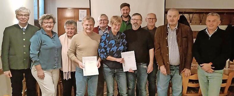 Zahlreiche Mitglieder wurden für ihre langjährige Treue geehrt. Zahlreiche Mitglieder wurden für ihre langjährige Treue geehrt.