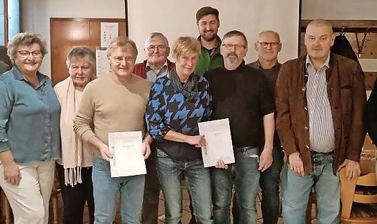 Zahlreiche Mitglieder wurden für ihre langjährige Treue geehrt. Zahlreiche Mitglieder wurden für ihre langjährige Treue geehrt.