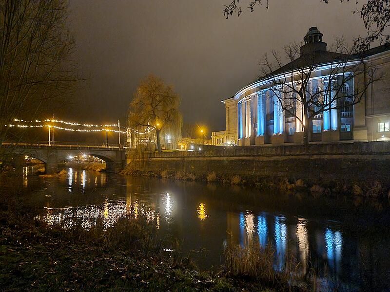 Hier zu sehen: der beleuchtetet Regentenbau in Bad Kissingen.