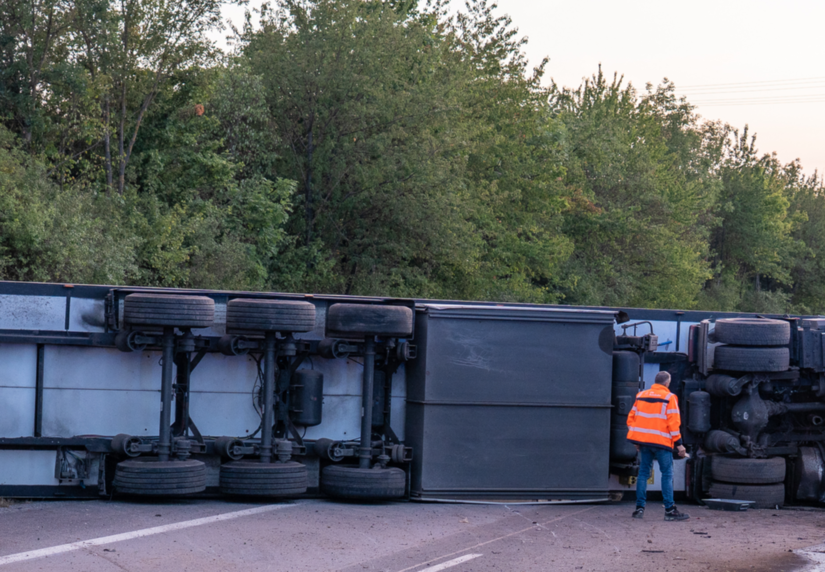 Bad Brückenau: Fleischlaster kippt in Graben - aufwendige Bergung Bad Brückenau: Fleischlaster kippt in Graben - aufwendige Bergung