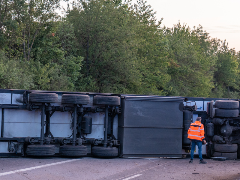 Bad Br&uuml;ckenau: Fleischlaster kippt in Graben - aufwendige Bergung