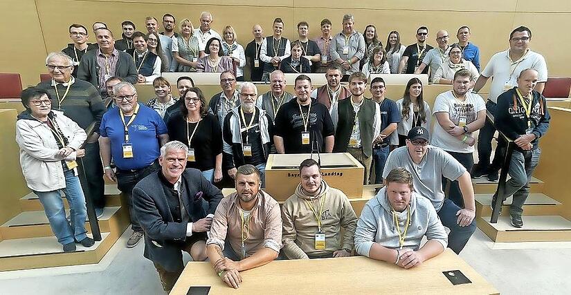 Das Bild zeigt die Besuchergruppe aus Heubach und Fischbach im Plenarsaal des Landtags mit MdL Steffen Vogel.