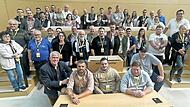 Das Bild zeigt die Besuchergruppe aus Heubach und Fischbach im Plenarsaal des Landtags mit MdL Steffen Vogel.