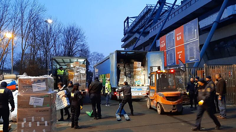 Die Helfer des Stappenbacher-Eichhorn-Konvois aus Trossenfurt sind am Freitagabend in Krakau sicher angekommen nach einer Nonstop-Fahrt. Nach dem Ausladen geht es sofort wieder nach Hause. Foto: Christian Nickles