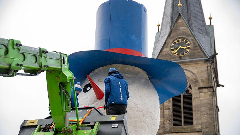 Bau eines riesigen Schneemanns Bau eines riesigen Schneemanns