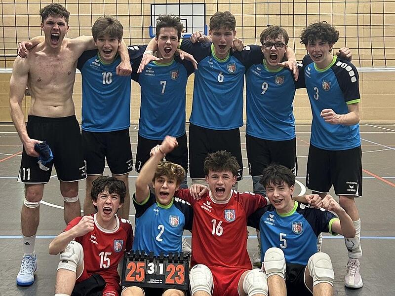 Unser Bild zeigt das Meisterteam des TV/DJK Hammelburg mit (hinten, von links) Raphael Buttler, Lukas Panhans, Samuel Schneider, David Jachnik, Thomas He&szlig;d&ouml;rfer, Nicolas Reuter sowie Sebastian Reuter (vorne, von links), Tim Neubauer, Jan Friedrich...