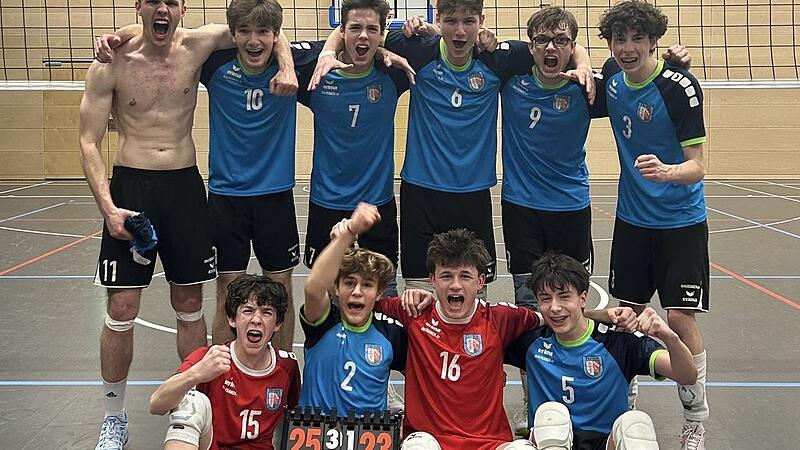 Unser Bild zeigt das Meisterteam des TV/DJK Hammelburg mit (hinten, von links) Raphael Buttler, Lukas Panhans, Samuel Schneider, David Jachnik, Thomas He&szlig;d&ouml;rfer, Nicolas Reuter sowie Sebastian Reuter (vorne, von links), Tim Neubauer, Jan Friedrich...