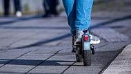 In Kitzingen lief am Samstag ein Kind in einen E-Scooter und wurde verletzt.