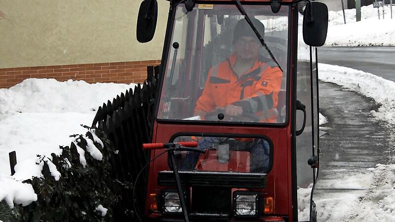 Die Gemeinde Tschirn bietet einen besonderen Service und wird im Winter &ndash; gegen eine Geb&uuml;hr &ndash; die Gehwege der B&uuml;rger r&auml;umen.