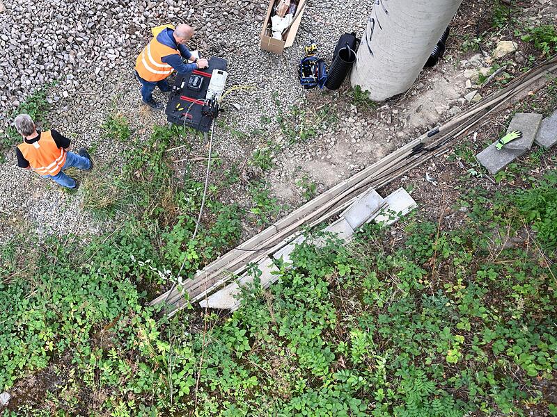 Mehrere Kabel nahe Bahngleisen durchtrennt