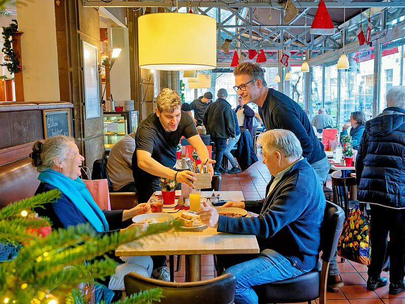 Der neue Chef im Luitpold Bamberg: Markus P&ouml;tter (stehend rechts) hat viel vor.
